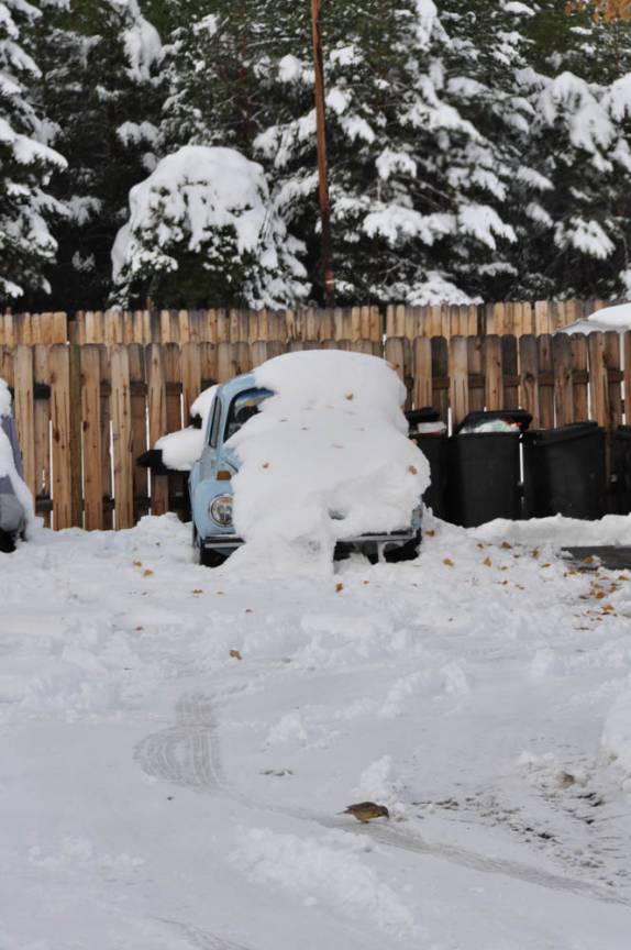 Ym fusca coberto de neve em estrada próxima à Susanville, na Sierra Nevada, Califórnoa, nos Estados Unidos